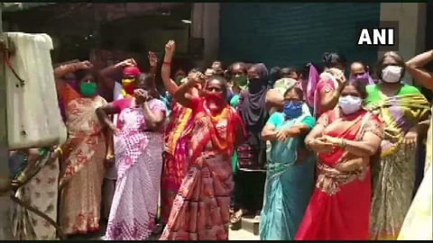 പച്ചക്കറി വാങ്ങാന് വെറും മൂന്നു മണിക്കൂര്; മദ്യക്കടകള് തുറക്കുന്നത് ഏഴ് മണിക്കൂര്; പ്രതിഷേധവുമായി സ്ത്രീകള്