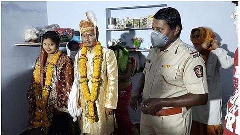 ലോക്ക്ഡൗണിനെ തുടര്ന്ന് ബന്ധുക്കള്ക്ക് എത്താനായില്ല, വധുവിന്റെ ബന്ധുക്കളായി നിന്ന് വിവഹം നടത്തി പൊലീസുകാര്