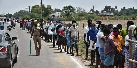 ഒരാള്ക്ക് ഒരുലിറ്റര്; 10 മണി മുതല് 1 ഒരുമണിവരെ 50 വയസിനുമുകളിലുള്ളവര്; 1 മുതല് 3വരെ 40 വയസിന് മുകളിലുള്ളവര്; 3 മുതല് 5വരെ 40 വയസുവരെ;  മദ്യം വാങ്ങാന് തിരക്കോട് തിരക്ക്