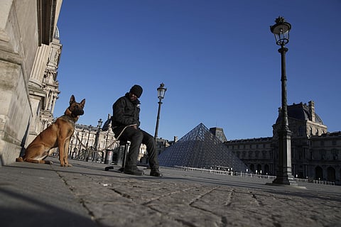 ലോകത്തിലെ ഏറ്റവും വലിയ കലാ മ്യൂസിയങ്ങളിലൊന്നാണ് പാരിസിലെ ലുവ്റ്. പന്ത്രണ്ടാം നൂറ്റാണ്ടിൽ ഫിലിപ്പ് രണ്ടാമൻ നിർമിച്ച ആയുധക്കലവറയാണ് പിന്നീട് മ്യൂസിയമാക്കി മാറ്റിയത്. ഫ്രഞ്ച് വിപ്ലവത്തിന് ശേഷം മ്യൂസിയം പൊതു സ്വത്തായി പ്രഖ്യാപിക്കപ്പെട്ടു. കോവിഡ് 19 വ്യാപകമായ