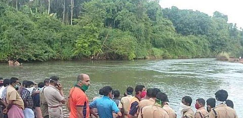 കണ്ണൂരിൽ പുഴയിൽ കണാതായ യുവാവിന്റെ മൃതദേഹം കണ്ടെത്തി; രണ്ട് പേർക്കായി തിരച്ചിൽ തുടരുന്നു