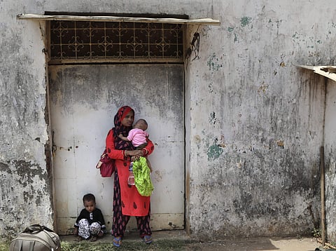 കൊവിഡ് പശ്ചാത്തലത്തിൽ നാട്ടിലേക്ക് പോകാൻ തയ്യാറെടുത്തു നിൽക്കുന്ന കുടിയേറ്റ കുടുംബം. മുംബൈയിൽ നിന്നുള്ള കാഴ്ച/ഫോട്ടോ: എപി
