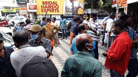 വീട്ടിലെ എസിയില് ചോരപ്പാടുകള്, വധഭീഷണി, സംഭവം നടന്നത് ആര്ക്കും എത്തിപ്പെടാന് കഴിയാത്ത സ്ഥലത്ത്; യുവാവിന്റെ മരണത്തില് ദുരൂഹത തുടരുന്നു