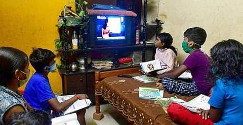 ഓൺലൈൻ ക്ലാസുകൾക്ക്  സംസ്ഥാനം സജ്ജം ; സൗകര്യമില്ലാത്ത ആദിവാസി മേഖലകളിൽ റെക്കോഡ് ചെയ്ത് എത്തിക്കുമെന്ന് സർക്കാർ ഹൈക്കോടതിയിൽ