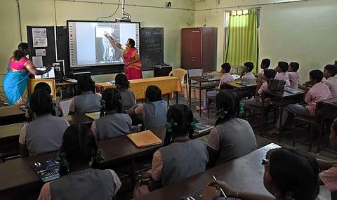 വരുമോ രാഷ്ട്രീയത്തെ പുറത്തുനിര്ത്തുന്ന വെര്ച്ച്വല് ക്ലാസ്സ്മുറികള്?