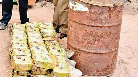 കടപ്പുറത്ത് അടിഞ്ഞ വീപ്പയിൽ 100 കോടി വിലമതിക്കുന്ന മയക്കുമരുന്ന്; ഒപ്പം ചൈനീസ് ഭാഷയിൽ എഴുത്ത്