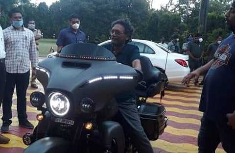 ചീഫ് ജസ്റ്റിസ് എസ്എ ബോബ്ഡെ ഹാര്ലി ഡേവിഡ്സണ് ബൈക്കില്; ചിത്രങ്ങള് വൈറല്