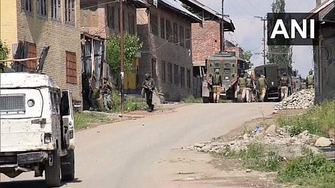 പുല്വാമയില് ഏറ്റുമുട്ടല്; മൂന്ന് ജെയ്ഷെ മുഹമ്മദ് തീവ്രവാദികളെ സൈന്യം വധിച്ചു