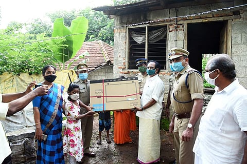 ഗൃഹസന്ദര്ശനത്തിനെത്തിയ പൊലീസുകാരോട് സങ്കടം പറഞ്ഞു; ശ്രുതിക്കും ശരത്തിനും ടിവി നല്കി പഠനമുറപ്പാക്കി ജനമൈത്രി പൊലീസ്