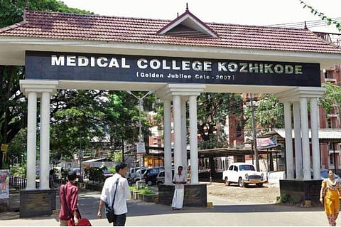 പ്രസവത്തെ തുടർന്ന് യുവതിക്ക് കോവിഡ്; കോഴിക്കോട് മെഡിക്കൽ കോളജിൽ ഡോക്ടർമാരടക്കം  70ലധികം ആരോഗ്യ പ്രവർത്തകർ നിരീക്ഷണത്തിൽ