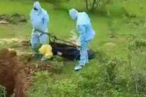 കോവിഡ് ബാധിച്ച് മരിച്ച വയോധികന്റെ മൃതദേഹം പ്ലാസ്റ്റിക് ബാഗിലാക്കി കുഴിയിലേക്ക് വലിച്ചെറിഞ്ഞു; വീണ്ടും അനാദരവ്