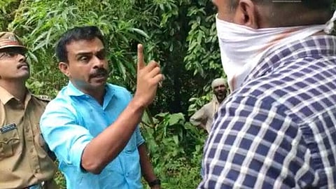 'തന്നെ മാങ്കുളം ടൗണില് കെട്ടിയിട്ട് തല്ലും'; വനം വകുപ്പ് ഉദ്യോഗസ്ഥര്ക്ക് സിപിഐ നേതാവിന്റെ ഭീഷണി (വീഡിയോ)