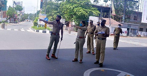 തീരദേശത്ത് പൂര്ണ ലോക്ക്ഡൗണ് ; മൂന്ന് മേഖലകള് ; യാത്രയ്ക്ക് വിലക്ക്