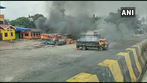 പത്താംക്ലാസുകാരിയെ കൂട്ടബലാത്സംഗം ചെയ്തു കൊലപ്പെടുത്തി; പ്രതികളെ പിടികൂടിയില്ല; നാട്ടുകാരുടെ പ്രതിഷേധം അക്രമാസക്തമായി (വീഡിയോ)