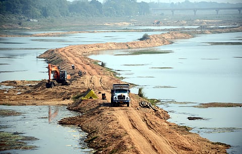 കൊവിഡ് കാലത്ത് കൊള്ളയടിക്കു വാതില് തുറക്കുമ്പോള്
