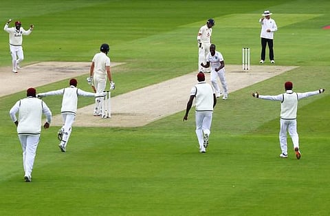 രണ്ട് വിക്കറ്റുകള് നഷ്ടം; കരുതലോടെ ബാറ്റ് വീശി ഇംഗ്ലണ്ട്