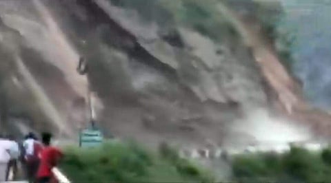 കൂറ്റന് മല ഇടിഞ്ഞ് ദേശീയപാതയിലേക്ക് ; പരിഭ്രാന്തരായി ജനം ( വീഡിയോ)