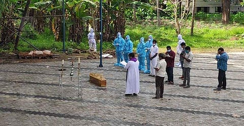കോവിഡ് ബാധിച്ച് മരിച്ചു; കരുണാലയത്തിലെ അന്തേവാസി ലൂസിയുടെ മൃതദേഹം ദഹിപ്പിച്ച് സംസ്കരിച്ച് പള്ളി (വീഡിയോ)