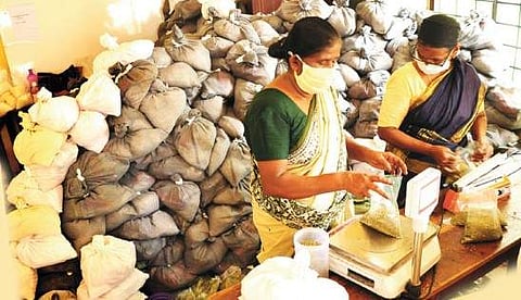 സൗജന്യ ഓണക്കിറ്റ് നാളെ മുതല് ; നീല, വെള്ള കാര്ഡുകാര്ക്ക് 10 കിലോ സ്പെഷല് അരി ; 21 മുതല് ഓണച്ചന്തകള്