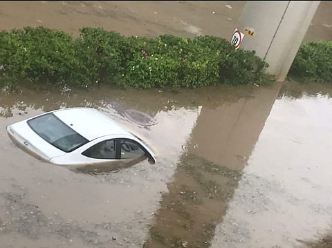അരയോളം വെളളം, കാറുകള് മുങ്ങി, റോഡുകള് 'കടലായി'; ഗുരുഗ്രാമിലെ ദൃശ്യങ്ങള്