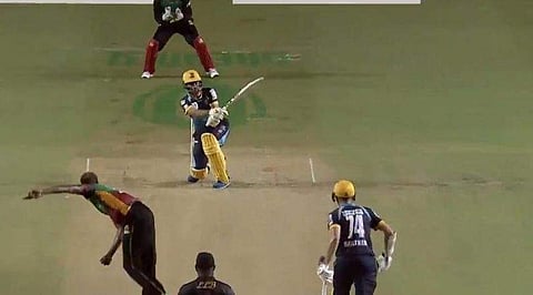 ഹെലികോപ്റ്റര് ഷോട്ട് ആണോ? റാഷിദിന്റെ സിക്സ് കണ്ട് അമ്പരന്ന് ആരാധകര്