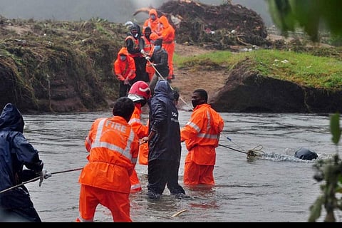 ഭീതി പരത്തി കടുവയുടെ സാന്നിധ്യം; പെട്ടിമുടിയില് തെരച്ചില് അവസാനിപ്പിക്കാന് ആലോചന; ഇനി കണ്ടെത്താനുള്ളത് അഞ്ചുപേരെ