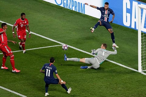 ഓഫ് സൈഡ് വിളിച്ച പന്ത് പോലും വലയില് കയറാന് അനുവദിക്കാതെ നൂയര്; ഗോൾ പോസ്റ്റിൽ പടര്ന്നു പന്തലിച്ച മനുഷ്യന് (വീഡിയോ)