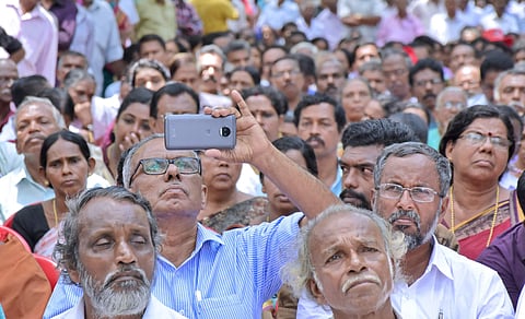 ജീവനക്കാരുടെ സംഘടനകള് ആരെയാണ് പേടിക്കുന്നത് ?