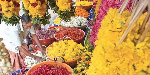 ഉത്തരവ് തിരുത്തി; ഓണത്തിന് മറ്റ് സംസ്ഥാനങ്ങളിൽ നിന്ന് പൂക്കൾ എത്തിക്കാം