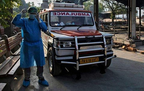 ആംബുലന്സ് ഡ്രൈവര്ക്കു പെട്ടെന്നു സുഖമില്ലാതായി, പകരക്കാരനില്ല; വളയം ഏറ്റെടുത്ത് ഡോക്ടര്; മാതൃക