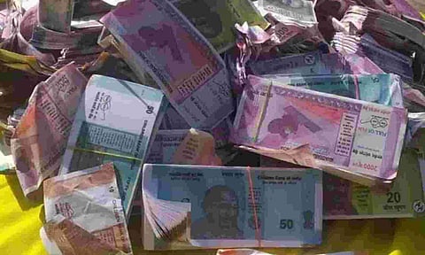 40 പുരോഹിതര് 11 ദിവസം പൂജ നടത്തി; പ്രതിഫലമായി നല്കിയത് അഞ്ചരലക്ഷം രൂപയുടെ കള്ളനോട്ടുകള്; സ്ത്രീ പിടിയില്