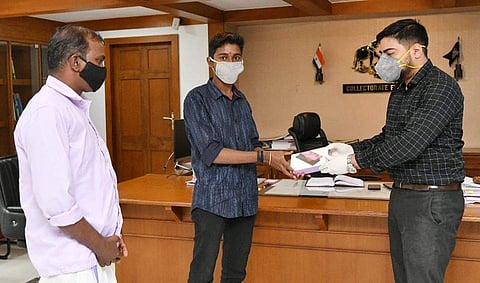 പ്ലസ്ടുവിന് അഖിലേന്ത്യാ തലത്തില് നാലാം റാങ്ക്, സിവില് സര്വീസ് ലക്ഷ്യം; വിനായകിന് കലക്ടറുടെ വക ടാബ് സമ്മാനം