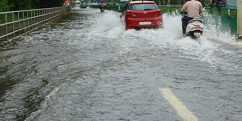 വെള്ളത്തില് മുങ്ങി കോട്ടയം നഗരം, കാര് ഒഴുക്കില്പെട്ട് യുവാവിനെ കാണാതായി