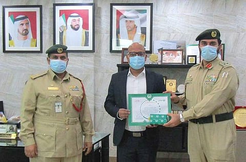 പത്ത് ലക്ഷം രൂപയും 40 ലക്ഷത്തിന്റെ സ്വർണവുമടങ്ങിയ ബാഗ് കിട്ടി, തിരിച്ചേർപ്പിച്ച് ഇന്ത്യക്കാരൻ മാതൃകയായി; യുഎഇ പൊലീസിന്റെ ആദരം