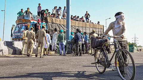 ലോക്ക് ഡൗണിനിടയിലെ കുടിയേറ്റ തൊഴിലാളികളുടെ പലായനം/ഫയല്