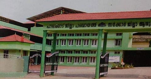 കോവിഡ് ബാധിച്ചു മരിച്ച വയോധികയ്ക്ക് പകരം വെള്ളത്തില് വീണു മരിച്ചആദിവാസി യുവതിയുടെ മൃതദേഹം; ജില്ലാ ആശുപത്രിക്കെതിരെ പരാതി