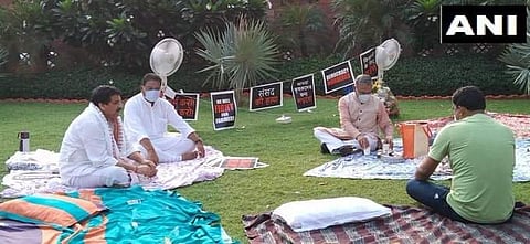 സമരം ചെയ്യുന്ന എംപിമാര്ക്ക് ചായയുമായി രാജ്യസഭാ ഉപാധ്യക്ഷന് ; ജനാധിപത്യത്തിന്റെ ഉന്നതമൂല്യമെന്ന് പ്രധാനമന്ത്രി ( വീഡിയോ)