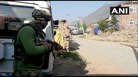 കശ്മീരില് സുരക്ഷാ സേന രണ്ടു ലഷ്കര് ഭീകരരെ വധിച്ചു; ഏറ്റുമുട്ടല് തുടരുന്നു