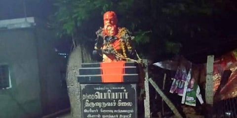 കാവി നിറം പൂശി; ചെരുപ്പ് മാല അണിയിച്ചു; തമിഴ്നാട്ടില് പെരിയാര് പ്രതിമയ്ക്ക് നേരെ വീണ്ടും ആക്രമണം
