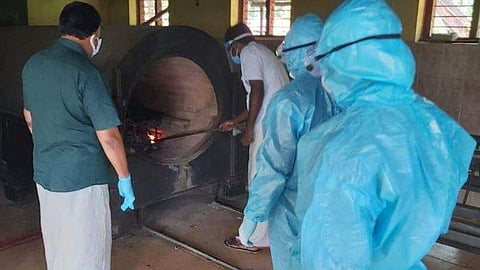 ഭാര്യയും മക്കളും ക്വാറന്റൈനില്; കോവിഡ് ബാധിച്ച് മരിച്ചയാളുടെ ചിതയ്ക്ക് തീ കൊളുത്തി പഞ്ചായത്ത് പ്രസിഡന്റ്