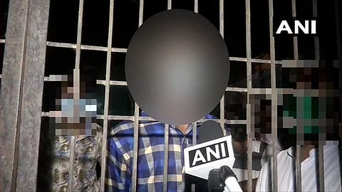 'സംസ്കാരം രാവിലെ നടത്താമെന്ന് പറഞ്ഞു, 2.45 ഓടെ പൊലീസ് നിര്ബന്ധിച്ച് കൊണ്ടുപോയി, ഞങ്ങളെ മാറ്റിനിര്ത്തി'; ഹഥ്രാസിലെ യുവതിയുടെ സഹോദരന് പറയുന്നു