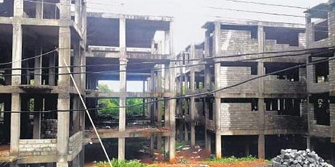 'പള്ളി പൊളിച്ചതിന്റെ തെളിവുകണ്ടെത്താന് കഴിയാത്ത ക്ഷീണം വടക്കാഞ്ചേരി ഫ്ലാറ്റ് പൊളിക്കാനുള്ള 'തെളിവ് ' കണ്ടെത്തി  തീര്ക്കുമായിരിക്കും സിബിഐ'