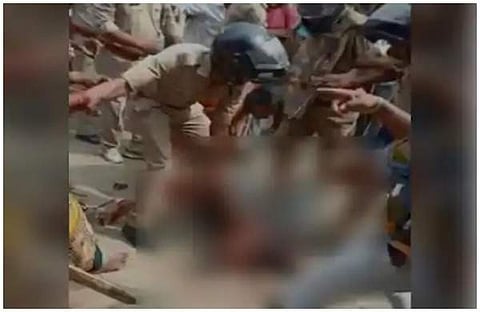 അധ്യാപകനെ വെടിവെച്ചു കൊലപ്പെടുത്തി; പ്രതിയെ പൊലീസ് നോക്കിനില്ക്കെ നാട്ടുകാര് തല്ലിക്കൊന്നു