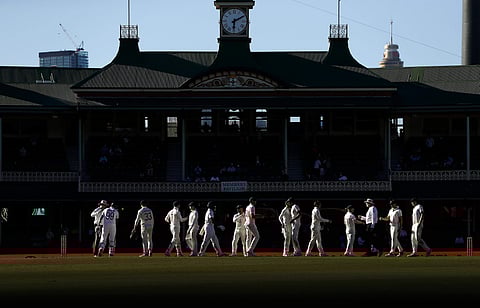 മൂന്നാം ടെസ്റ്റിന് ശേഷം ഹസ്തദാനം നടത്തുന്ന ഇന്ത്യ- ഓസ്ട്രേലിയ താരങ്ങൾ/ ട്വിറ്റർ