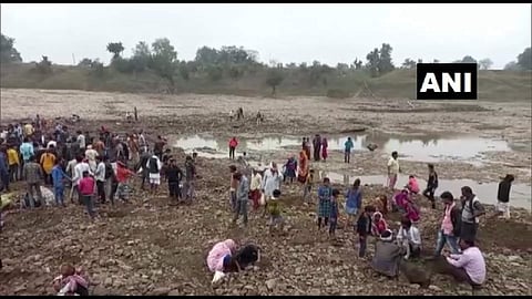 പാര്വതി നദിയില് നിധി തേടി തടിച്ചുകൂടിയ ജനം/ എഎന്ഐ ചിത്രം