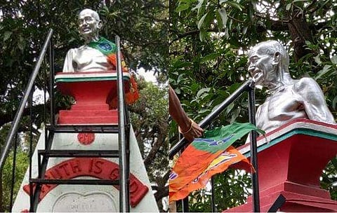 ഗാന്ധി പ്രതിമയിൽ ബിജെപി കൊടി കെട്ടിയ നിലയിൽ/ചിത്രം: എക്സ്പ്രസ്