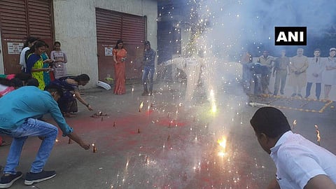 കൊറോണ വൈറസിന്റെ കോലം കത്തിക്കുന്ന ബിജെപി പ്രവർത്തകർ/ എഎൻഐ