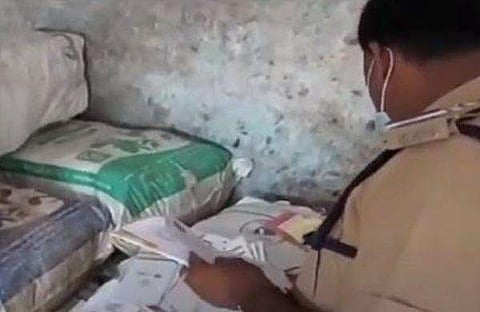 കണ്ടെത്തിയ ആധാര് കെട്ട് പൊലീസ് പരിശോധിക്കുന്നു/ടെലിവിഷന് ദൃശ്യം