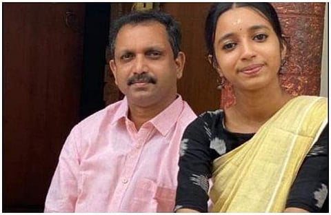 കെ സുരേന്ദ്രന് ഫെയ്സ്ബുക്കില് പങ്കുവച്ച മകള്ക്കൊപ്പമുള്ള ചിത്രം