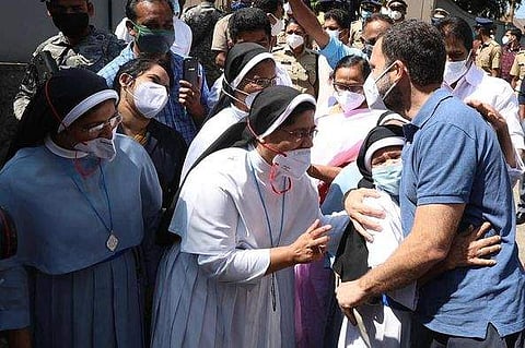 രാഹുല് ഗാന്ധിയെ കന്യാസ്ത്രീ ആശ്ലേഷിക്കുന്നു / ഫെയ്സ്ബുക്ക് ചിത്രം